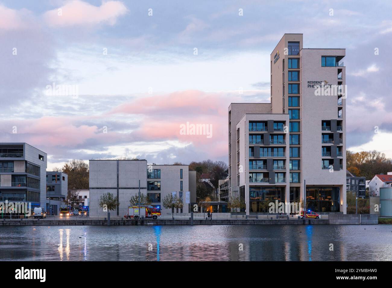 Residenz Phoenixsee maison de retraite sur le lac Phoenix, rive nord, opération des pompiers, Dortmund, Rhénanie du Nord-Westphalie, Allemagne. Altenheim Residenz Banque D'Images