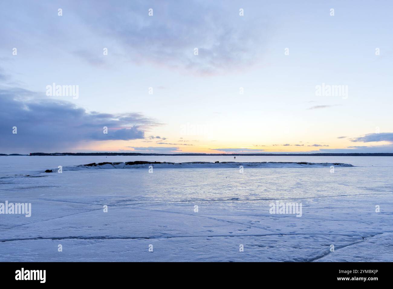 Paysage d'hiver avec la côte gelée de la mer Baltique au coucher du soleil. Photographie de fond naturel Banque D'Images