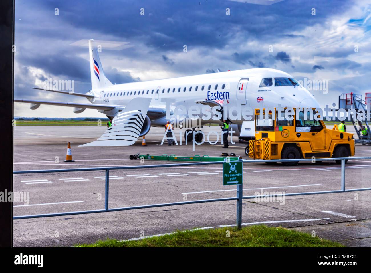 Vue de l'avion KLM Eastern par la fenêtre du salon des départs, aéroport international de Teesside, Darlington, comté de Durham, Angleterre, ROYAUME-UNI Banque D'Images