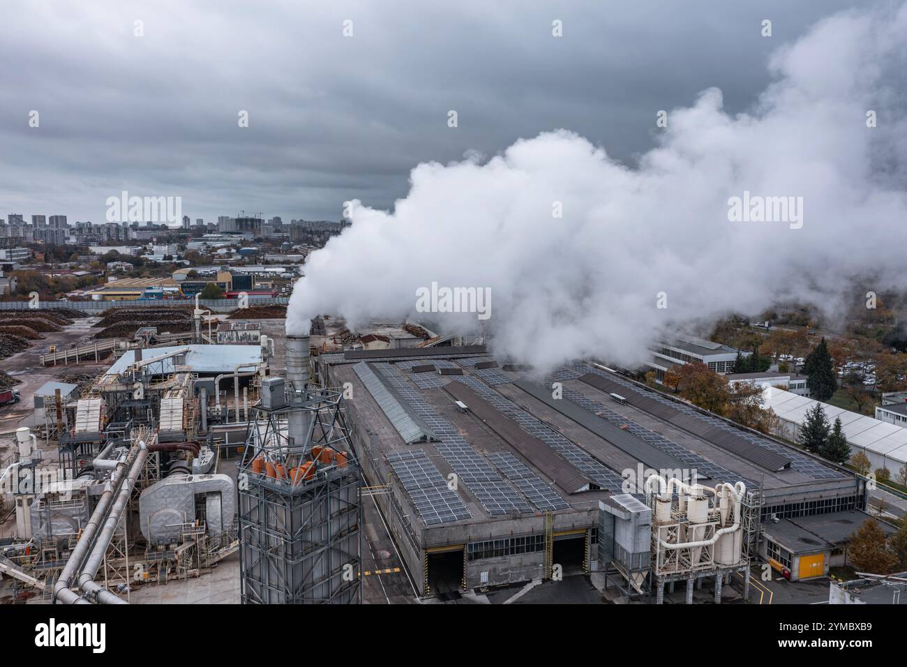 Vue aérienne d'une cheminée de fumage d'usine pour la production de panneaux de bois à Burgas, Bulgarie Banque D'Images