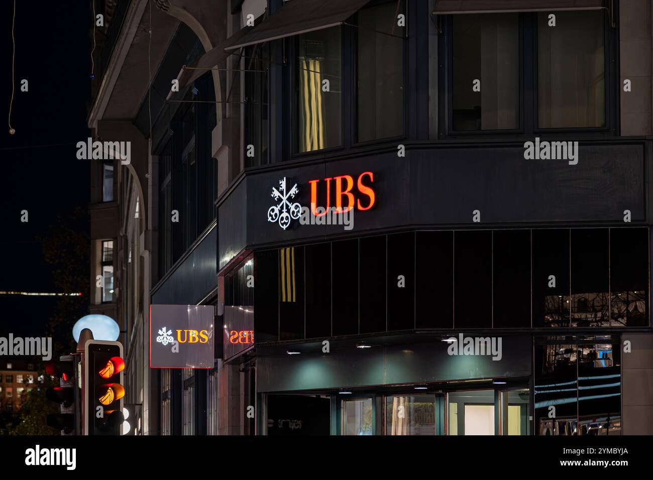 18-11-2024, Zurich, Suisse. UBS Bank grand logo rouge sur la façade du bâtiment la nuit. Illuminé, scène sombre, gros plan, personne Banque D'Images