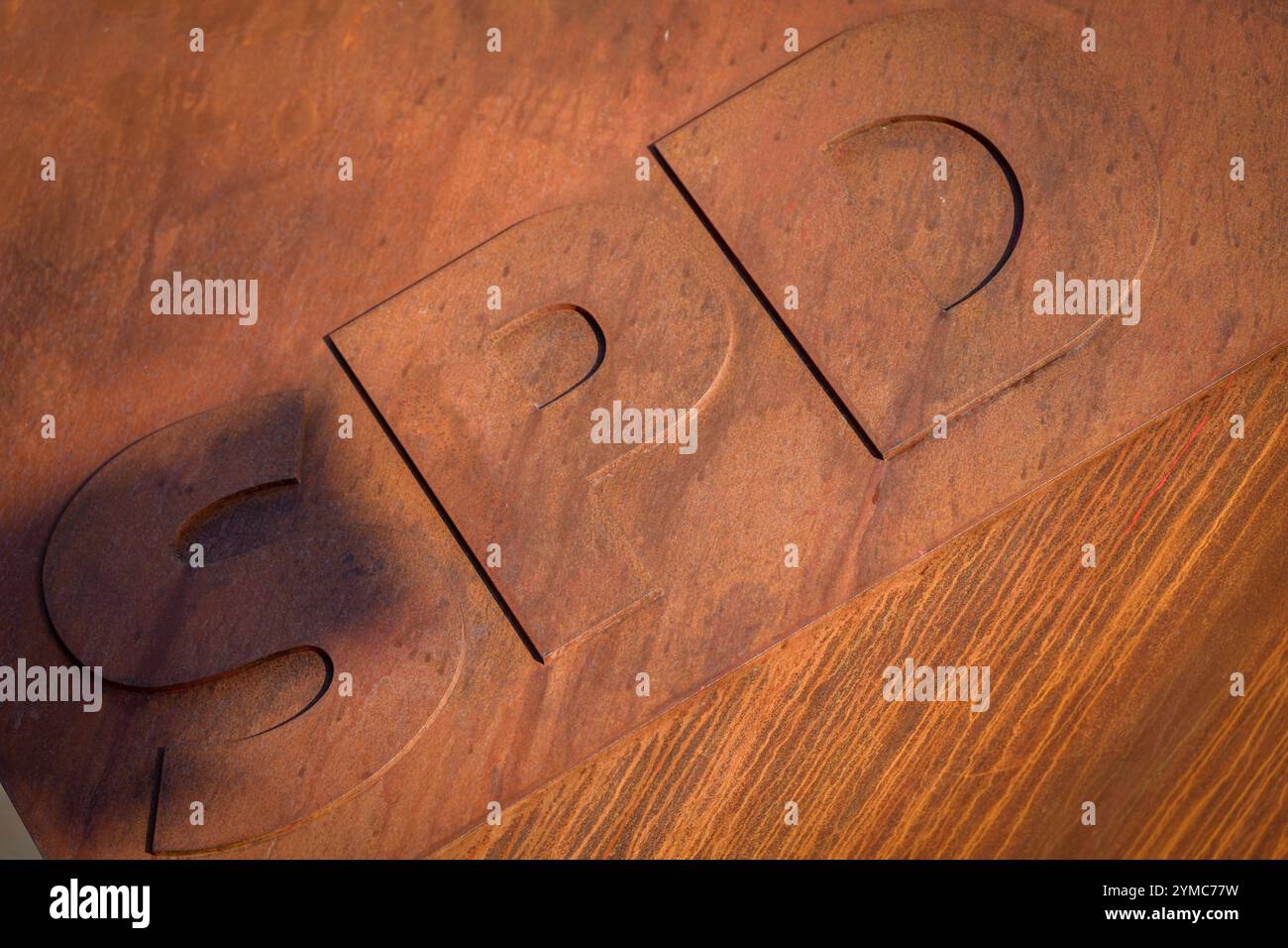 Berlin, Allemagne. 21 novembre 2024. Le logo du SPD peut être vu devant Willy Brandt House, le siège du SPD, ce matin. Le débat sur la candidature du SPD à la chancelière se poursuit. Crédit : Kay Nietfeld/dpa/Alamy Live News Banque D'Images
