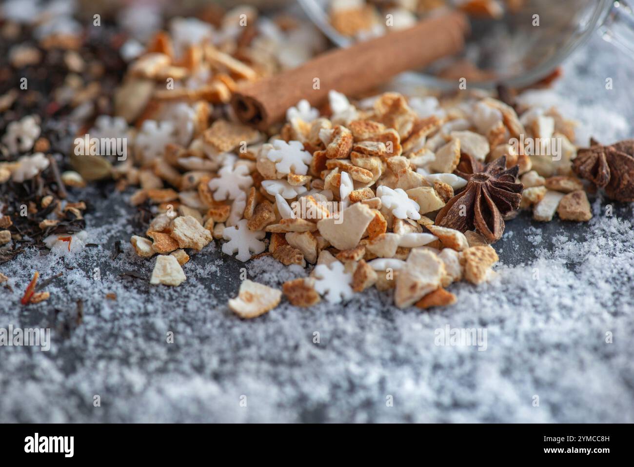 ingrédient de boisson chaude d'hiver renversé sur la table sur fond enneigé Banque D'Images
