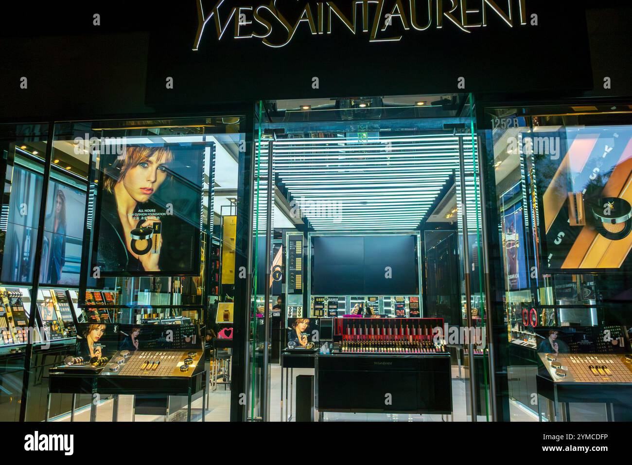 Chengdu, Chine, Sichuan, Front de magasin, cosmétiques de luxe, 'Yves Saint Laurent', Design d'intérieur, extérieur, enseigne, marques de mode Banque D'Images