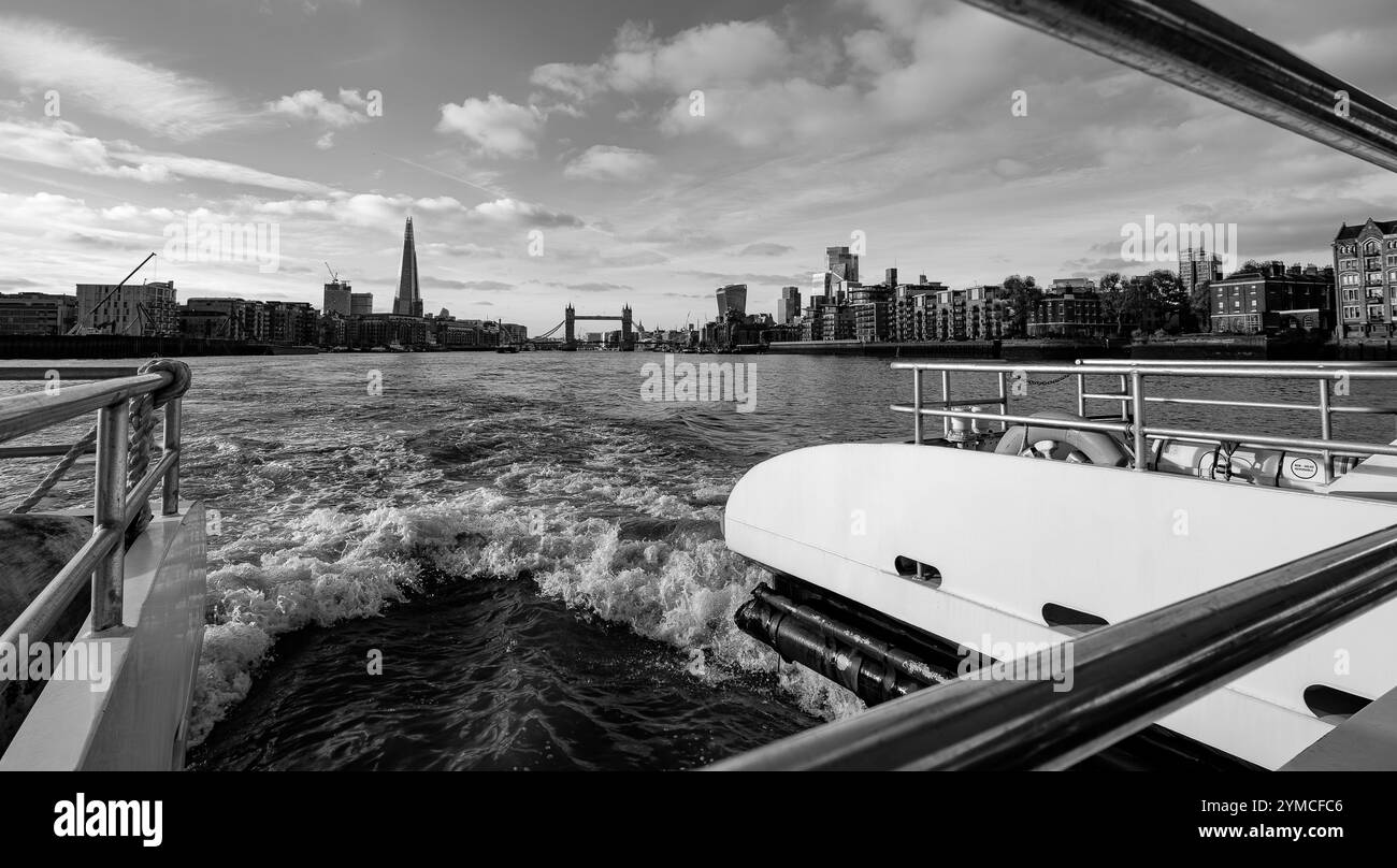 Une vue du paysage de l'est de Londres regardant en arrière à Tower Bridge depuis un Clipper de la Tamise voyageant vers l'est sur la Tamise Banque D'Images