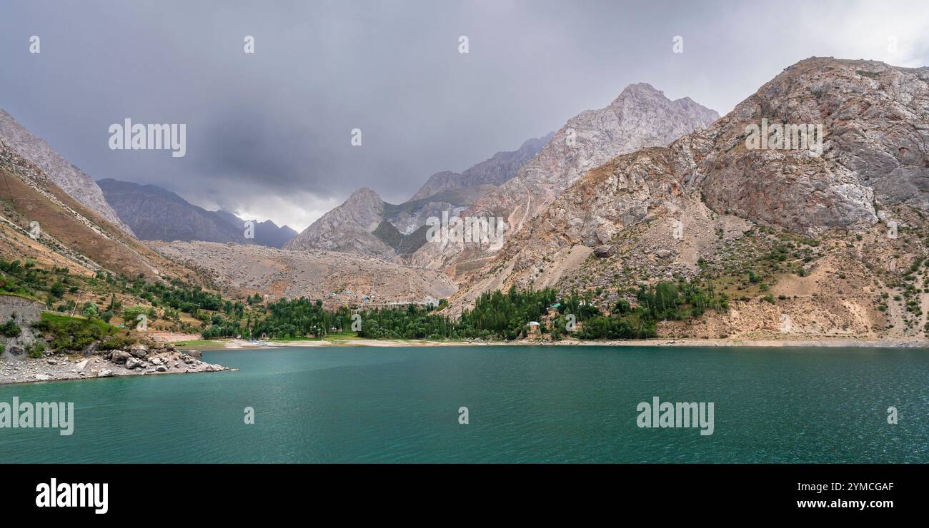 Panorama paysager panoramique du lac Marguzor dans la région des sept lacs aka Haft Kul sous ciel couvert d'humeur sombre, montagnes Fann, Sughd, Tadjikistan Banque D'Images