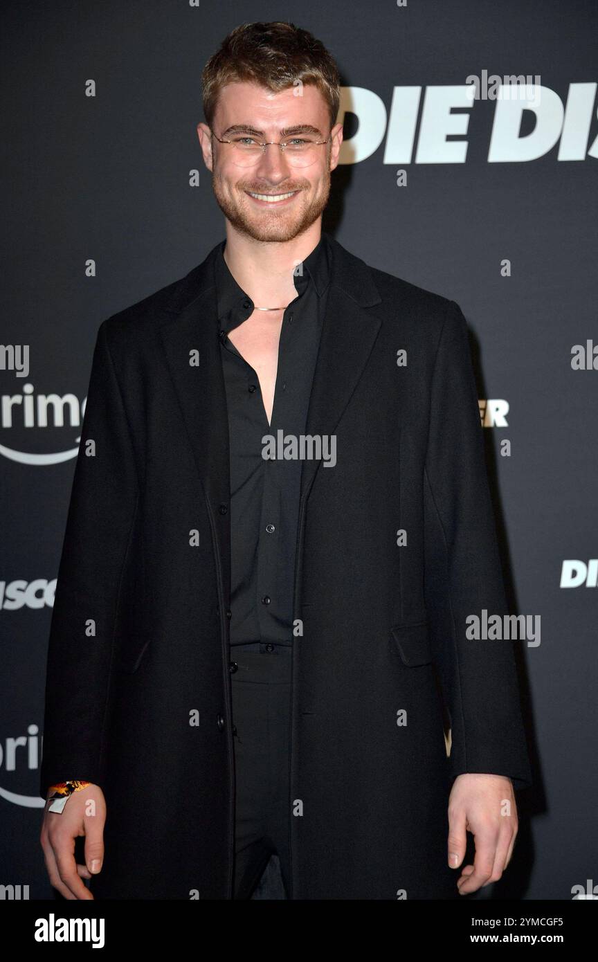 Linus Weber BEI der Release Party zur Amazon Prime Video-Serie Die Discounter - Staffel 4 im Colosseum. Berlin, 20.11.2024 *** Linus Weber à la soirée de sortie de la série Amazon Prime Video saison 4 au Colisée Berlin, 20 11 2024 Foto:Xn.xKubelkax/xFuturexImagex discounter 4109 Banque D'Images