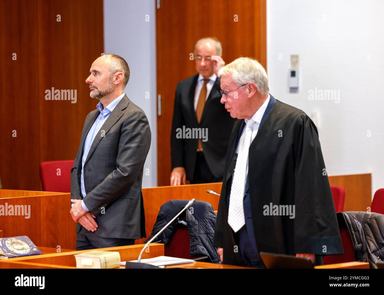 Bonn, Allemagne. 21 novembre 2024. L'avocat accusé Kai-Uwe Steck (l) se tient à côté de son avocat Gerhard strate dans la salle d'audience. Un procès pénal contre l'une des figures clés du plus grand scandale fiscal allemand, les transactions illégales d'actions cum-ex, a commencé devant le tribunal régional de Bonn. Crédit : Thomas Banneyer/dpa/Alamy Live News Banque D'Images