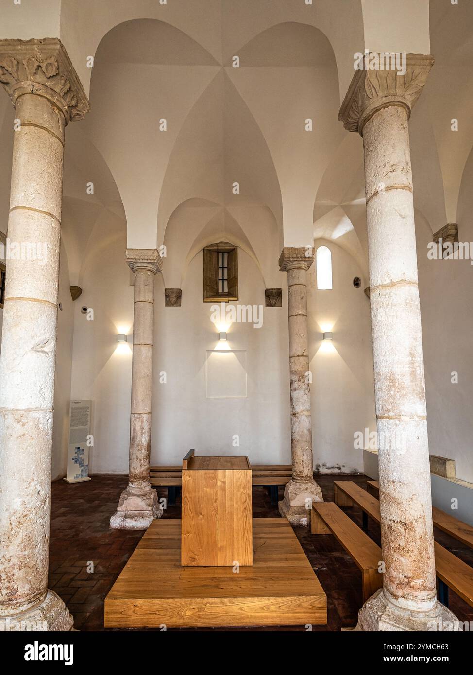Intérieur de la Synagogue de Tomar au Portugal. Ancien lieu de culte, aujourd'hui musée luso-hébreu Abraham Zacuto, détails et objets historiques et rel Banque D'Images