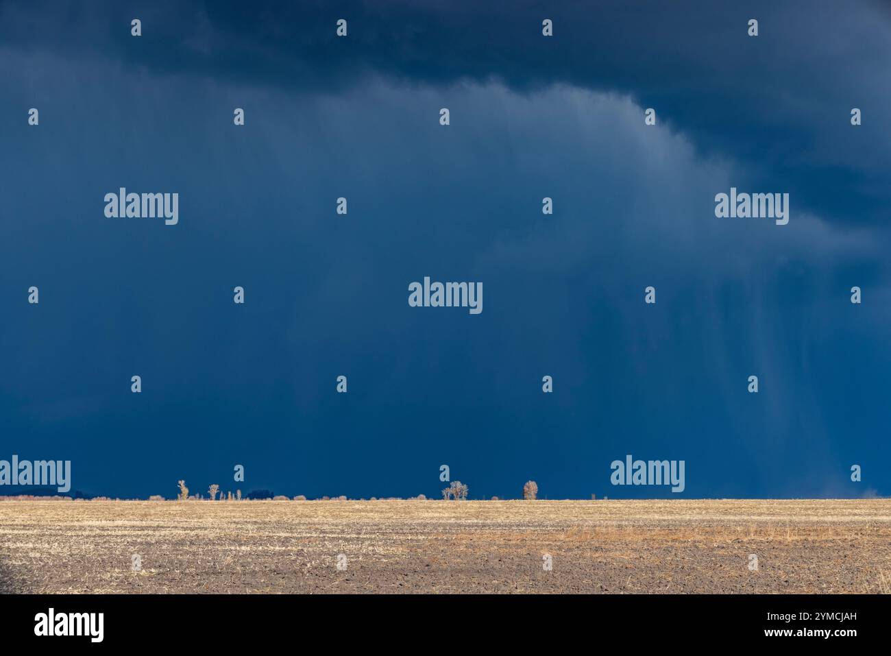 Ciel orageux au-dessus des terres agricoles Banque D'Images