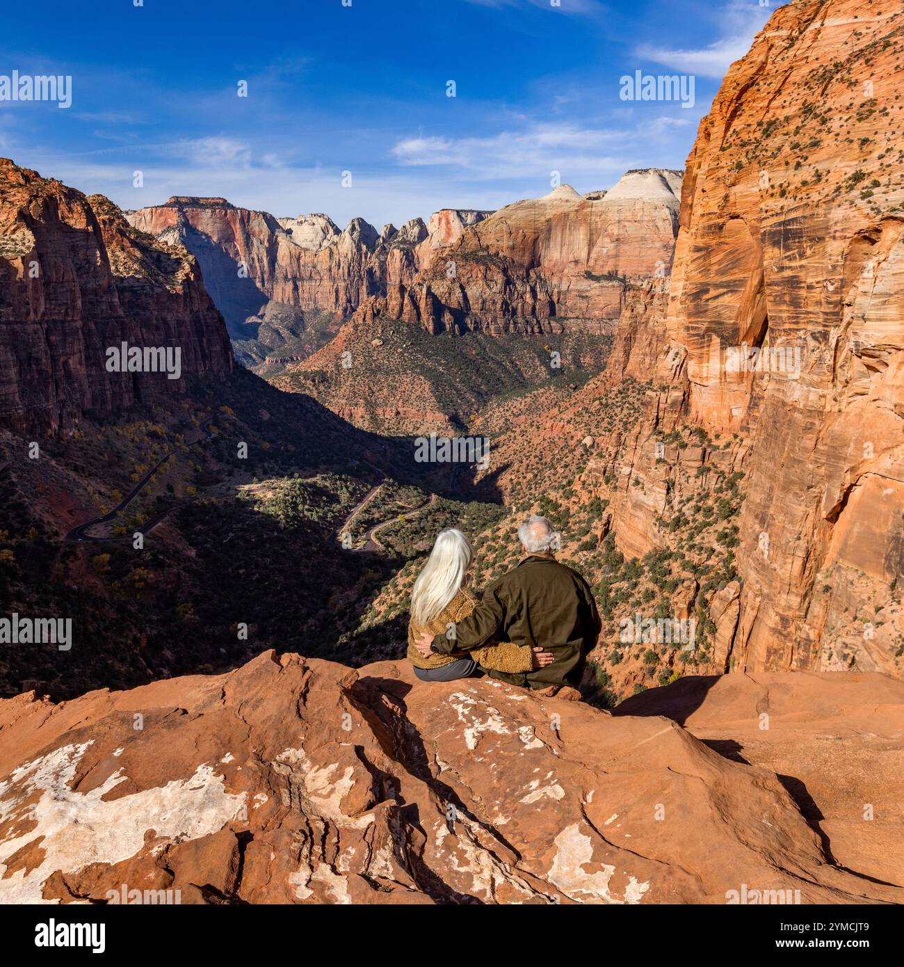 Vue arrière d'un couple senior regardant Zion Canyon depuis Zion Overlook Banque D'Images