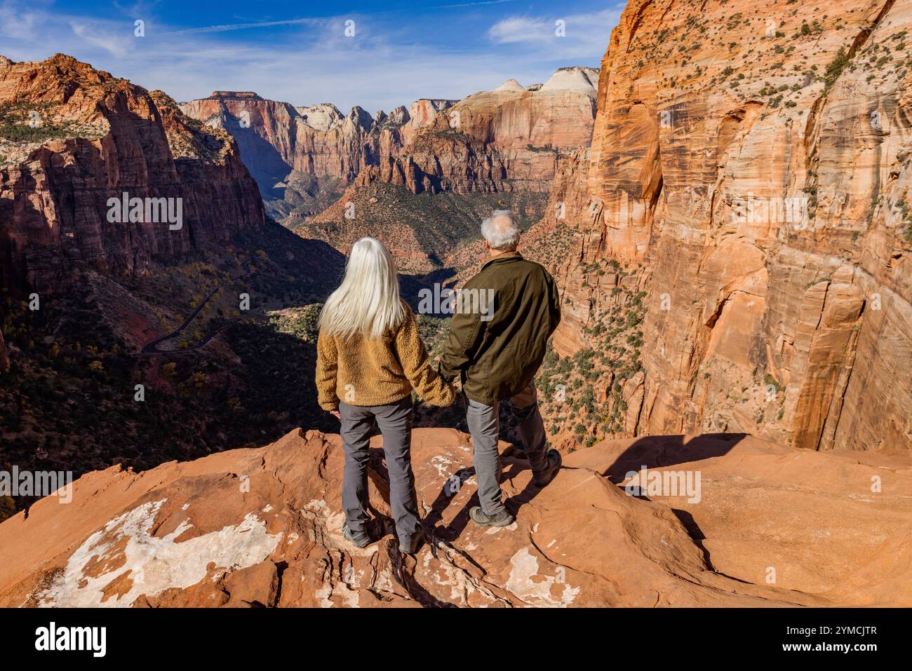 Vue arrière d'un couple senior regardant Zion Canyon depuis Zion Overlook Banque D'Images