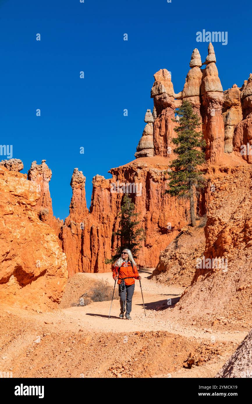 Femme aînée en randonnée dans le parc national de Bryce Canyon Banque D'Images