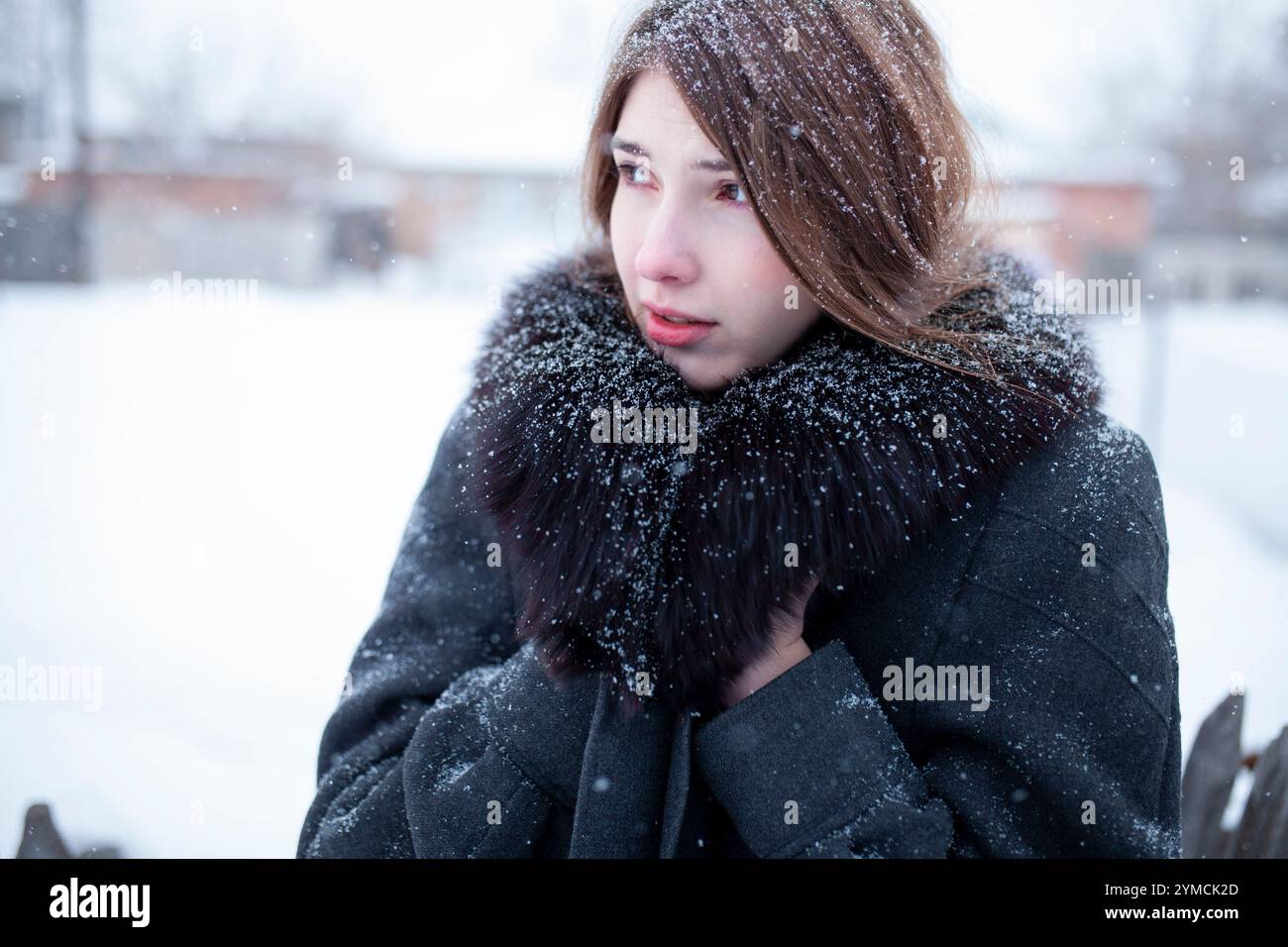 Portrait de femme en manteau noir avec col de fourrure en hiver Banque D'Images