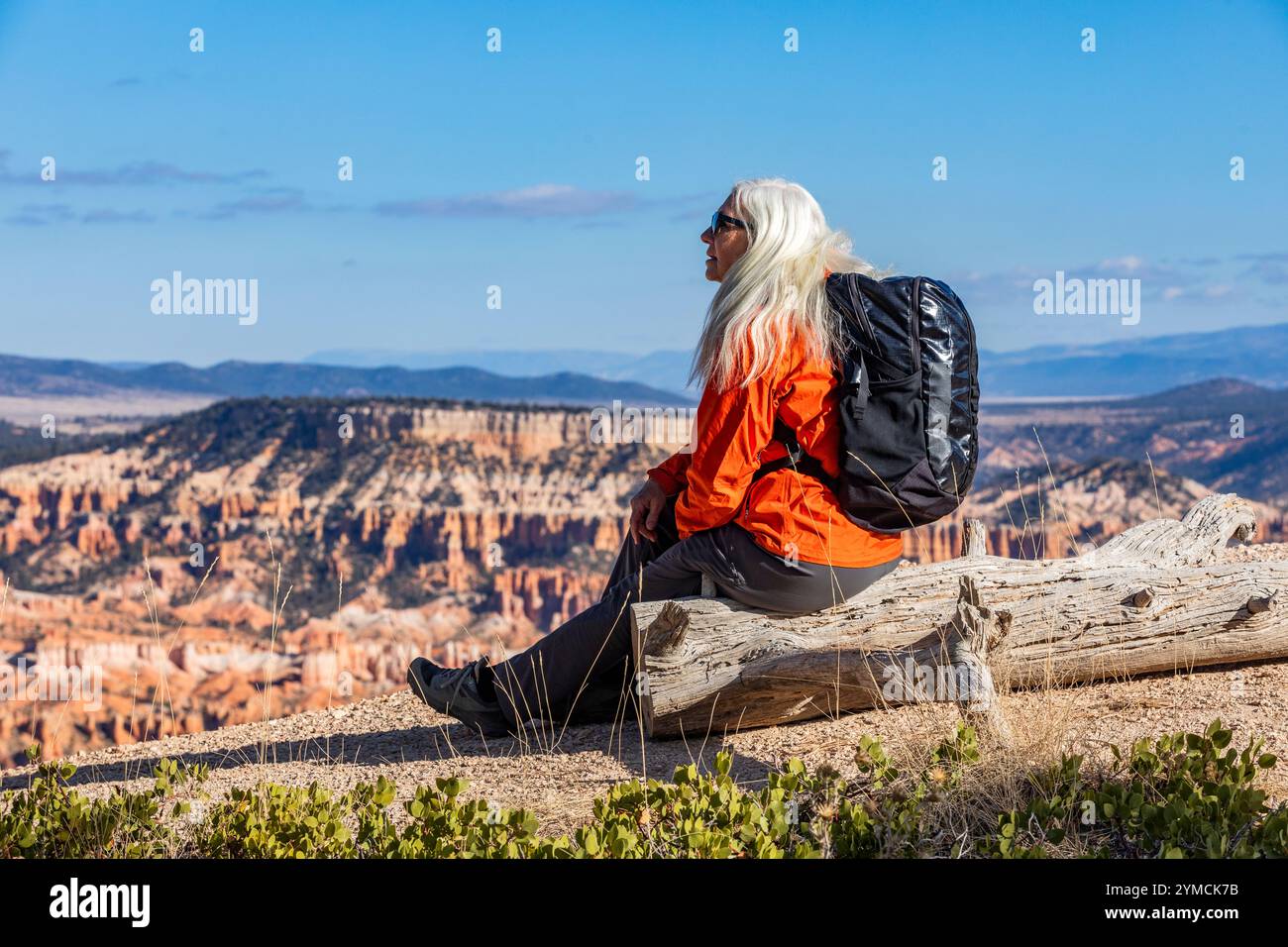 Femme senior avec sac à dos regardant dans le parc national de Bryce Canyon Banque D'Images