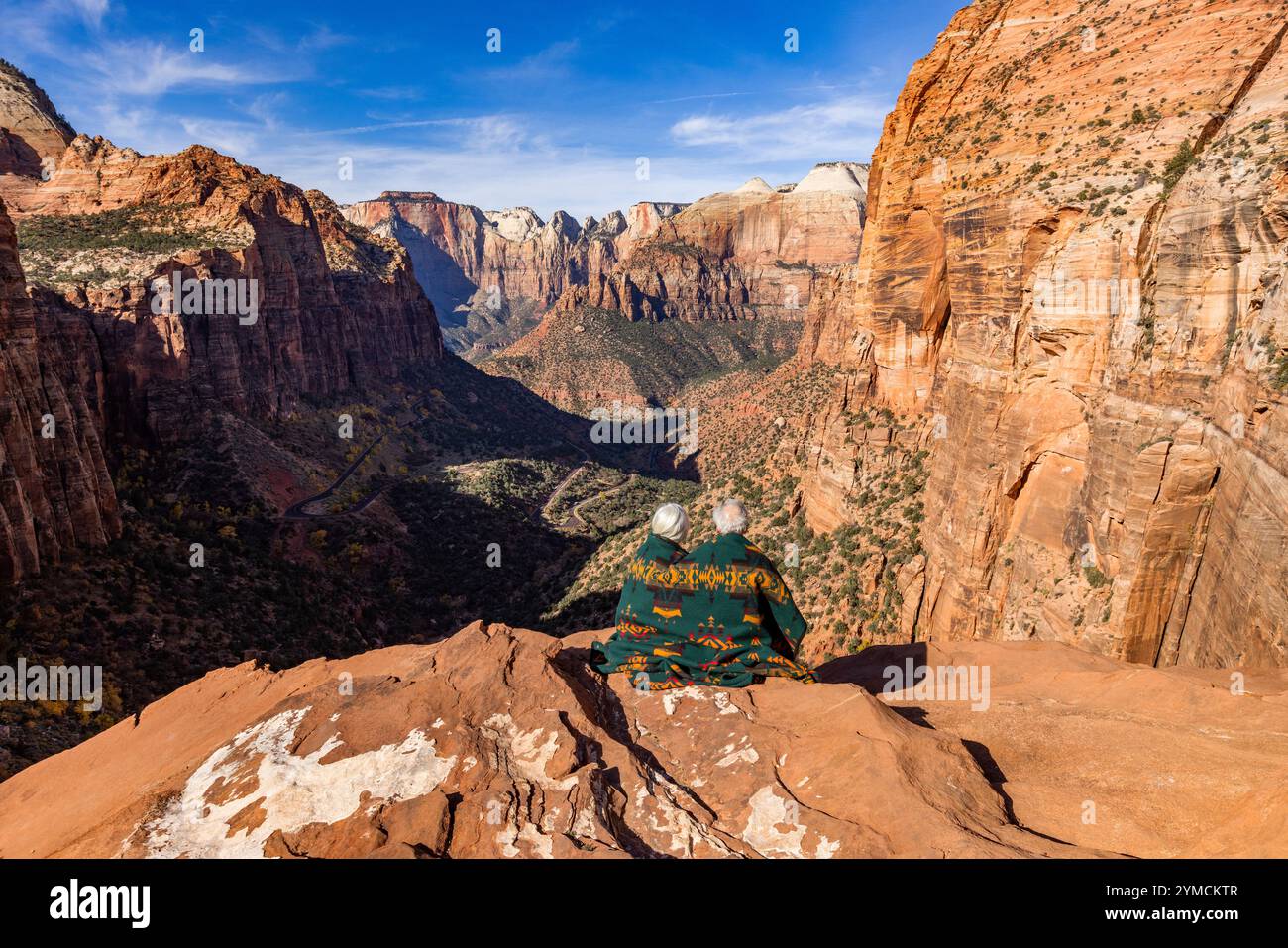 Vue arrière d'un couple enveloppé dans une couverture regardant le Canyon de Zion depuis Zion Overlook Banque D'Images