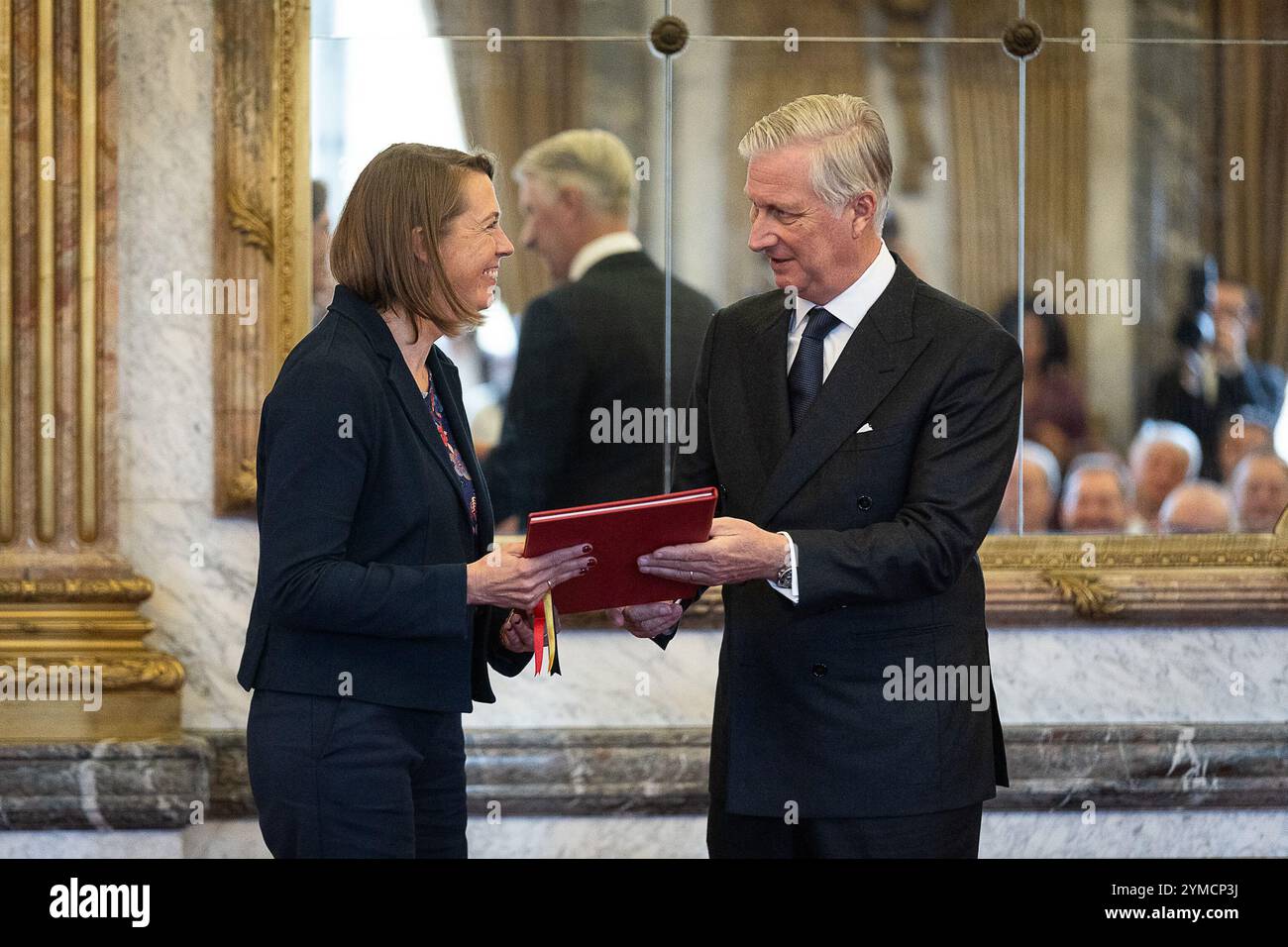 Bruxelles, Belgique. 21 novembre 2024. Emilie Meessen et le roi Philippe - Filip de Belgique photographiés lors d'une réception royale pour les personnes qui ont reçu la grâce de la noblesse, le jeudi 21 novembre 2024, au Palais Royal de Bruxelles. BELGA PHOTO JAMES ARTHUR GEKIERE crédit : Belga News Agency/Alamy Live News Banque D'Images