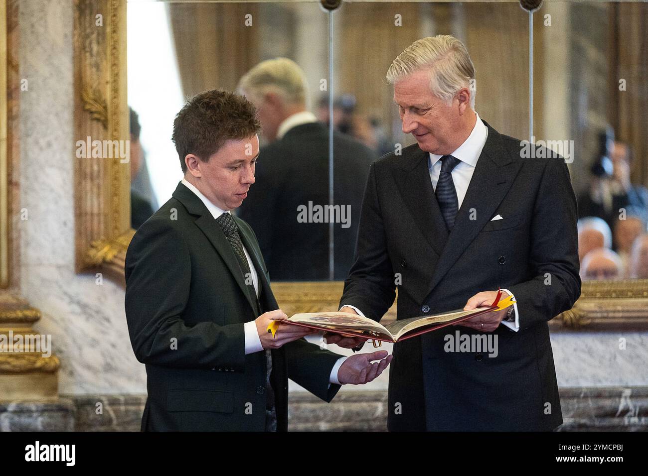 Bruxelles, Belgique. 21 novembre 2024. Kasper Bormans et le roi Philippe - Filip de Belgique photographiés lors d'une réception royale pour les personnes qui ont reçu la grâce de la noblesse, le jeudi 21 novembre 2024, au Palais Royal de Bruxelles. BELGA PHOTO JAMES ARTHUR GEKIERE crédit : Belga News Agency/Alamy Live News Banque D'Images