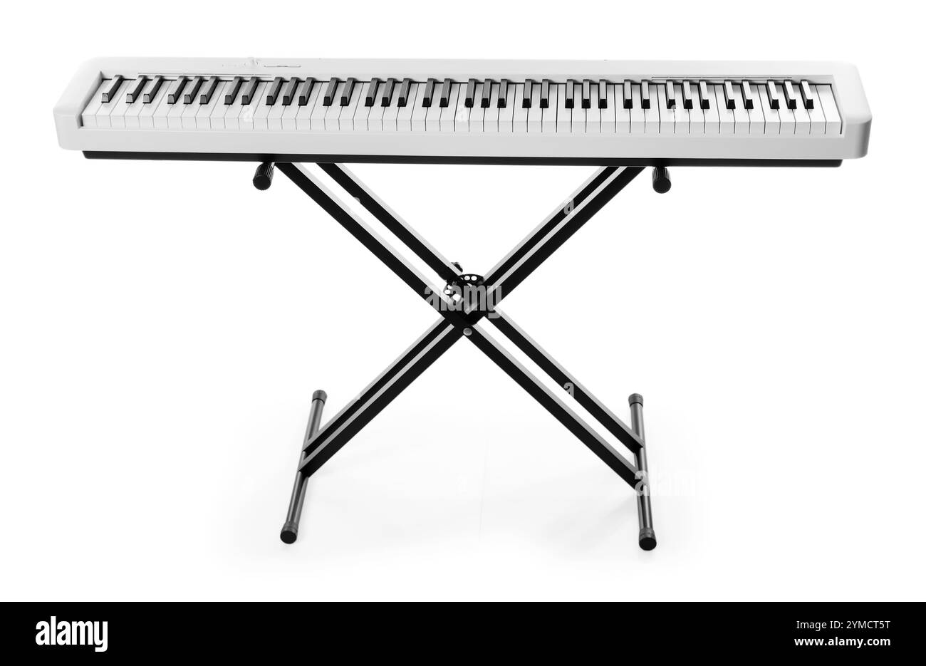 Un synthétiseur isolé sur blanc. Instrument de musique électronique Banque D'Images