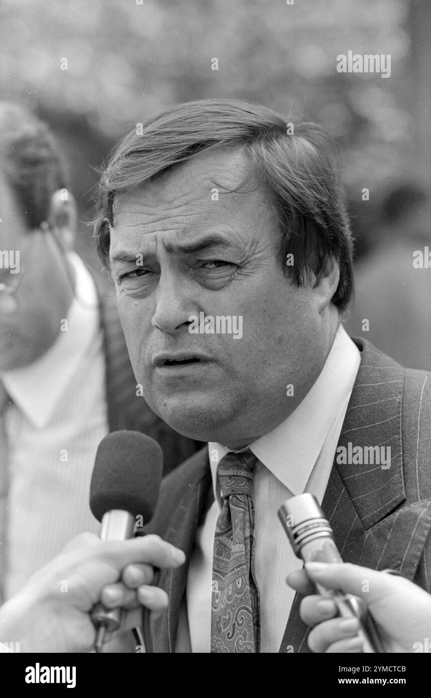 Crawley, vers 1989 : le député John Prescott visite Queens Square Banque D'Images