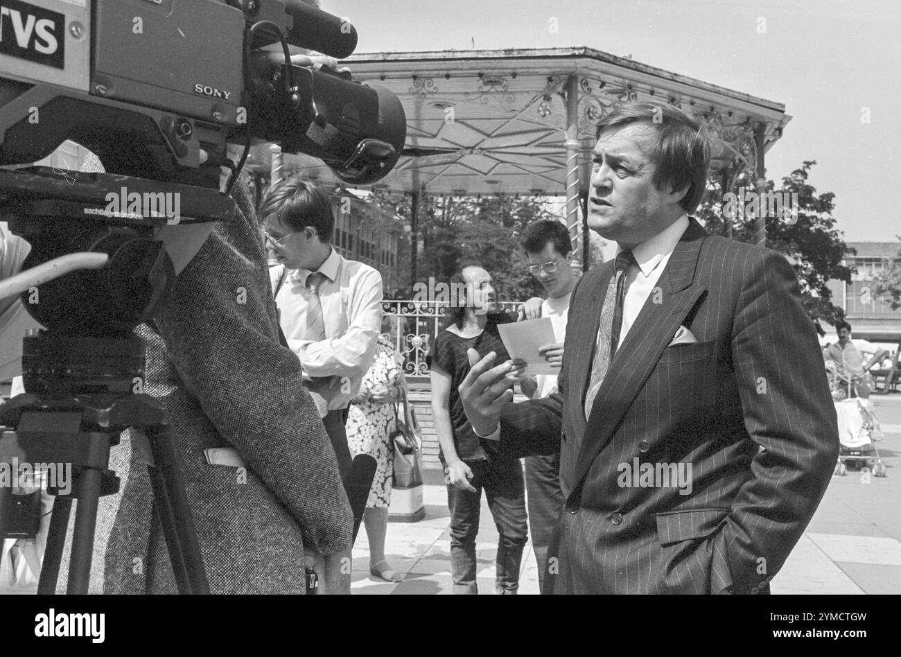Crawley, vers 1989 : le député John Prescott visite Queens Square Banque D'Images