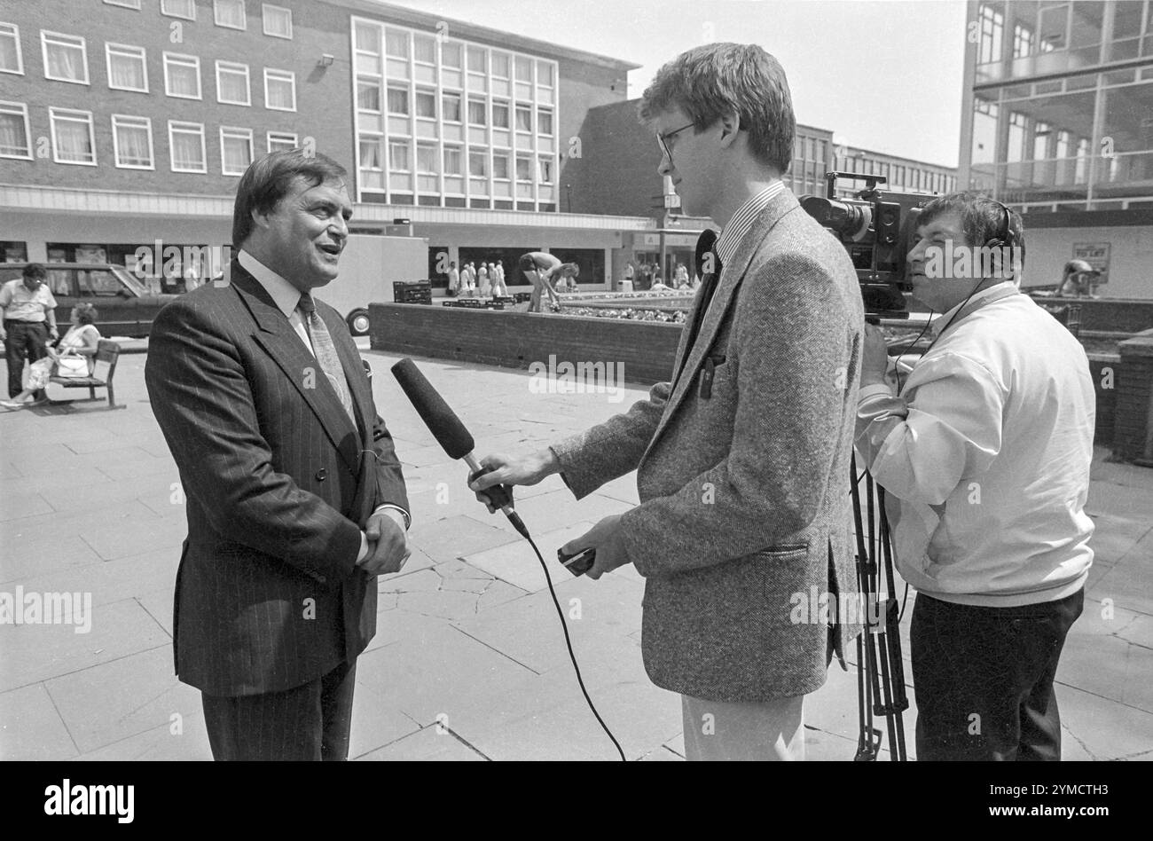 Crawley, vers 1989 : le député John Prescott visite Queens Square Banque D'Images