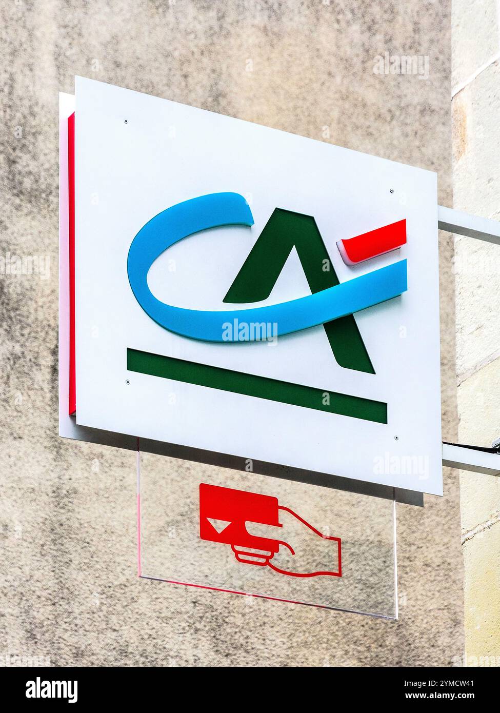 Enseigne bancaire française « crédit agricole » avec logo corporatif et enseigne distributeur de monnaie - Tournon-Saint-Martin, Indre (36), France. Banque D'Images