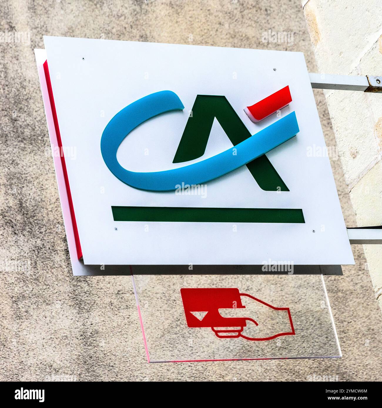 Enseigne bancaire française « crédit agricole » avec logo corporatif et enseigne distributeur de monnaie - Tournon-Saint-Martin, Indre (36), France. Banque D'Images