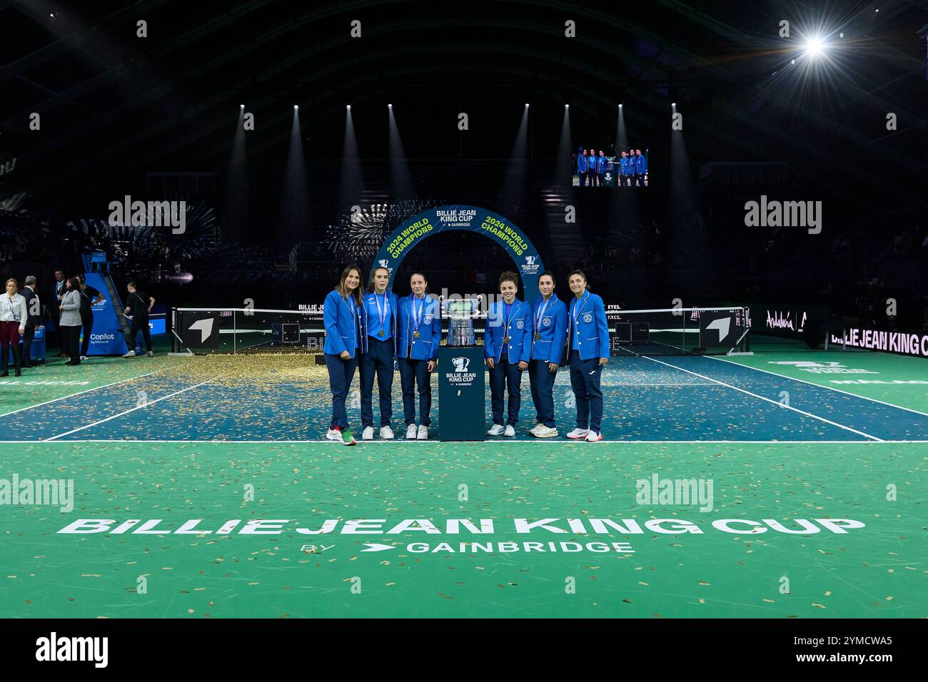 Malaga, Espagne. 21 novembre 2024. MALAGA, ESPAGNE - 20 NOVEMBRE : L'équipe d'Italie lève le trophée de la Coupe Billie Jean King lors de la présentation du trophée lors de la finale de la Coupe Billie Jean King au Palacio de Deportes Jose Maria Martin Carpena le 20 novembre 2024 à Malaga, Espagne. (Photo de Francisco Macia/photo Players images/Magara Press) crédit : Magara Press SL/Alamy Live News Banque D'Images