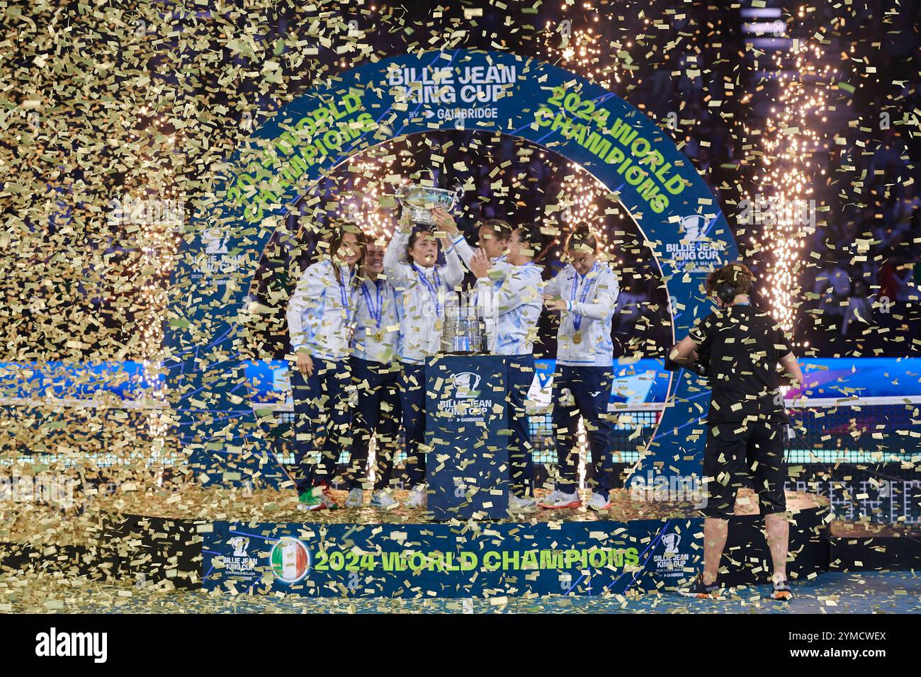 Malaga, Espagne. 21 novembre 2024. MALAGA, ESPAGNE - 20 NOVEMBRE : L'équipe d'Italie lève le trophée de la Coupe Billie Jean King lors de la présentation du trophée lors de la finale de la Coupe Billie Jean King au Palacio de Deportes Jose Maria Martin Carpena le 20 novembre 2024 à Malaga, Espagne. (Photo de Francisco Macia/photo Players images/Magara Press) crédit : Magara Press SL/Alamy Live News Banque D'Images