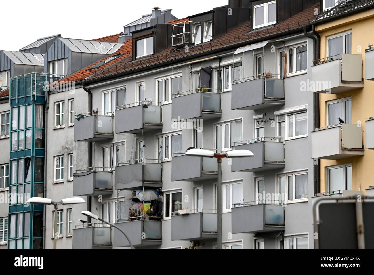 Munich, Deutschland. 21 novembre 2024. Location appartement, location appartements à Munich Giesing, prix de location, plafond de loyer, loyer, loyers, appartement, locataire, façade, vue extérieure, immeuble, ? Crédit : dpa/Alamy Live News Banque D'Images