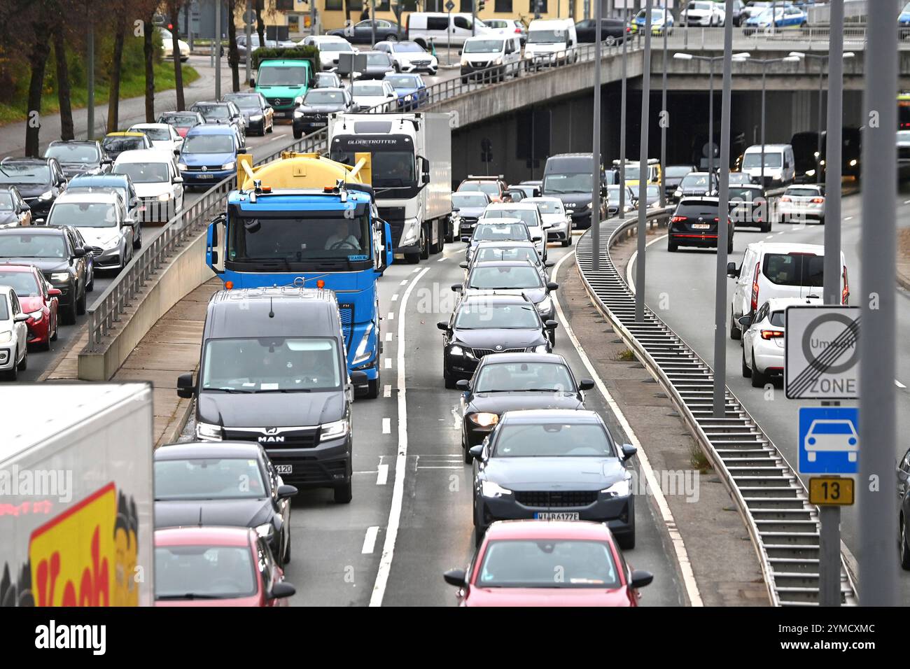 Munich, Deutschland. 21 novembre 2024. Route principale encombrée, embouteillage, stop and Go, withtlerer Ring, trafic intense sur le withtlerer Ring à Munich, Tegernseer Landstrasse, heure de pointe. ? Crédit : dpa/Alamy Live News Banque D'Images