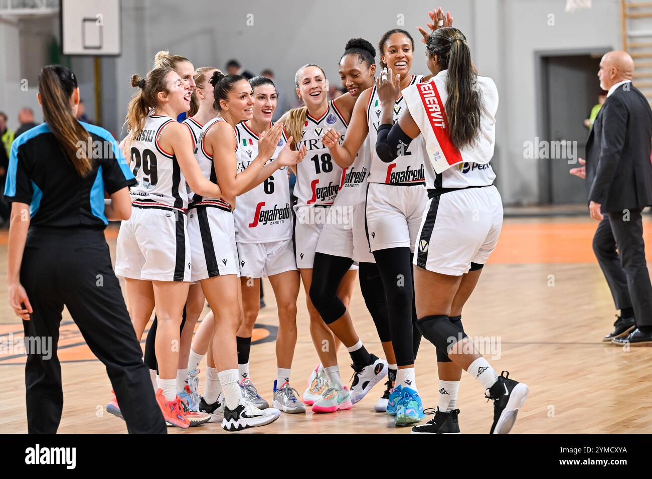 POLKOWICE, POLOGNE - 9 NOVEMBRE 2022 : match de basket-ball EuroLeague Women entre BC Polkowice - Virtus Segafredo Bologna. Joy équipe de Virtus après avoir gagné Banque D'Images