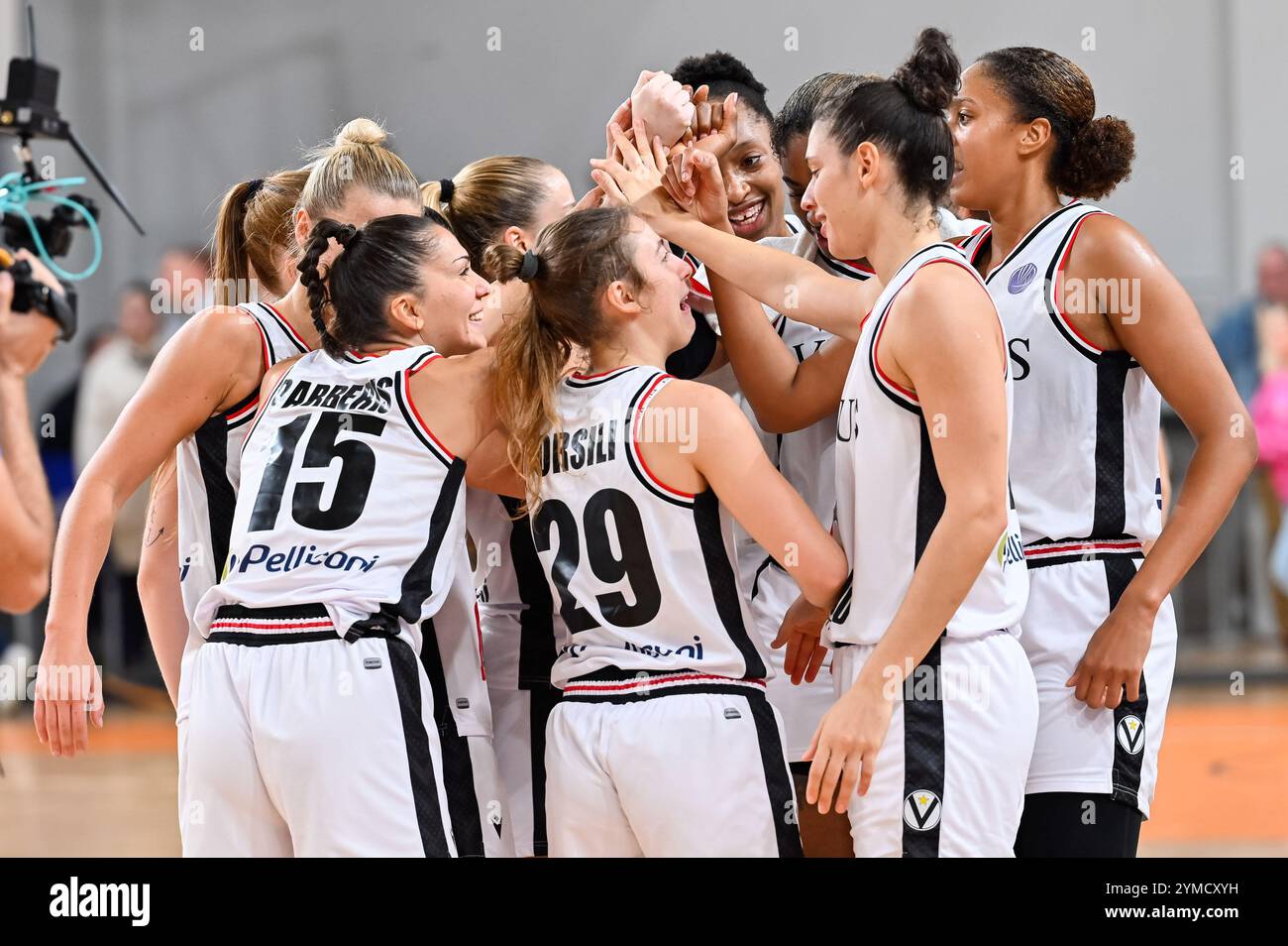 POLKOWICE, POLOGNE - 9 NOVEMBRE 2022 : match de basket-ball EuroLeague Women entre BC Polkowice - Virtus Segafredo Bologna. Joy équipe de Virtus après avoir gagné Banque D'Images