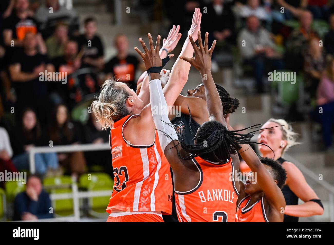 POLKOWICE, POLOGNE - 22 FÉVRIER 2023 : match de basket-ball EuroLeague Women entre BC Polkowice vs Bourges basket. Les joueurs luttent sous le panier. Banque D'Images