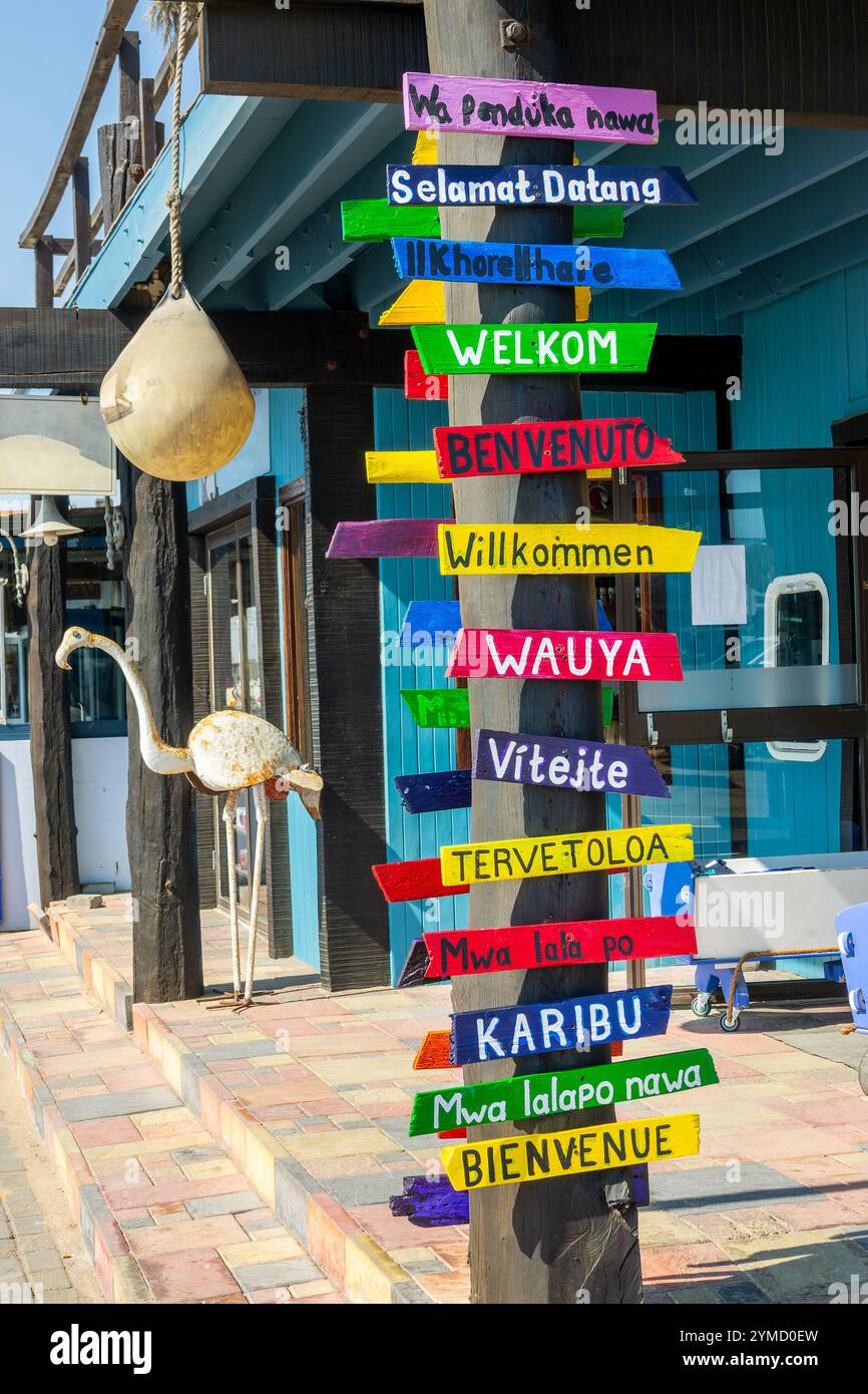 Signes colorés avec le mot Bienvenue écrit dans différentes langues à Wavis Bay, Namibie, Afrique Banque D'Images