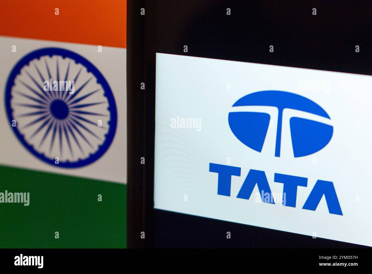 Logo Tata Group affiché sur iPhone avec drapeau indien. Tata Group est le plus grand conglomérat indien, opérant dans le monde entier dans divers secteurs Banque D'Images