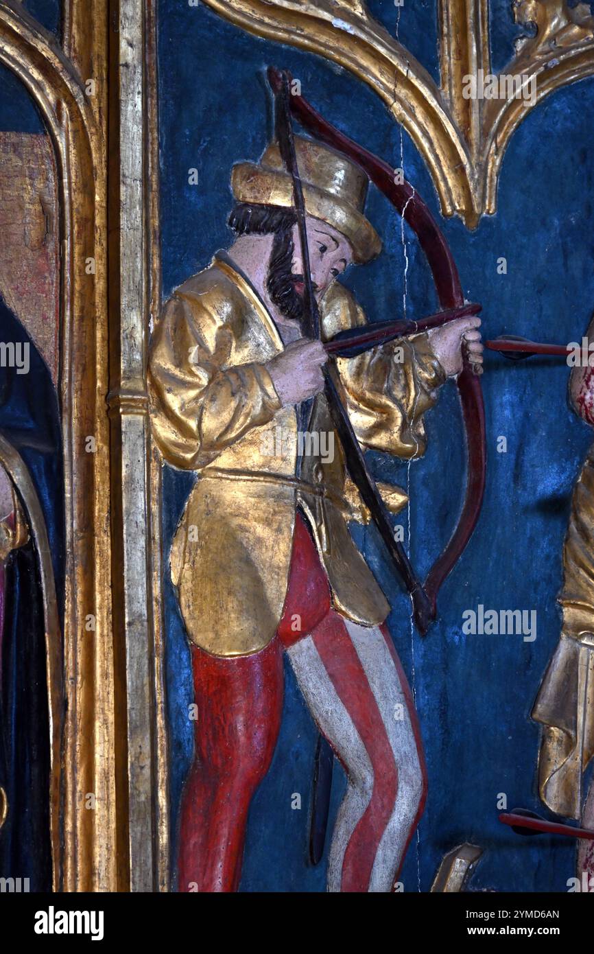 Peinture polychrome sur bois ou en bois Bas relief d'Archer médiéval avec arc et flèches (1525) dans l'église Saint-Nicolas de Bargeme Provence France Banque D'Images