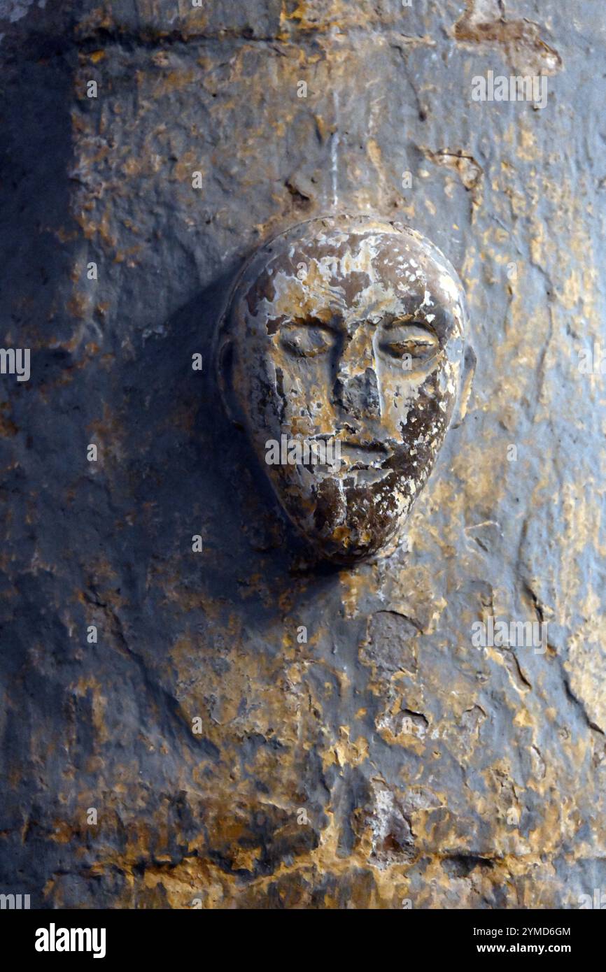 Curieux portrait de style primitif sculpture sur pierre, peut-être un pasteur ou un prêtre, sur colonne à l'intérieur de la cathédrale de Senez Alpes-de-haute-Provence France Banque D'Images