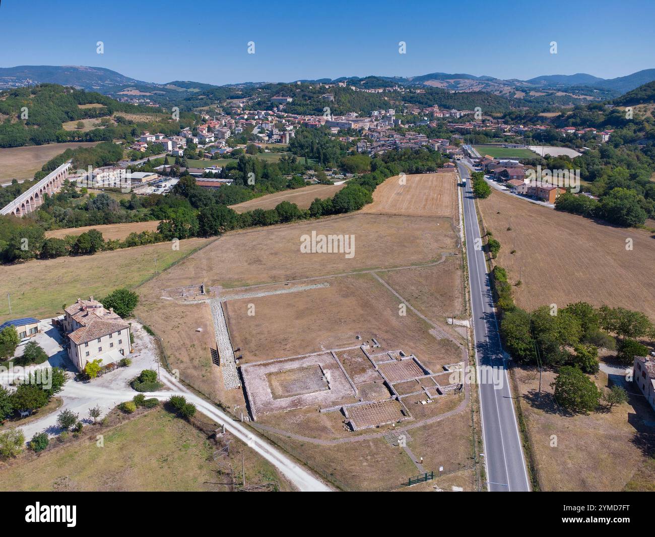 Sassoferrato (Marche-province d'Ancône). Vue de la zone archéologique de Sentimun. Avec la ville en arrière-plan Banque D'Images