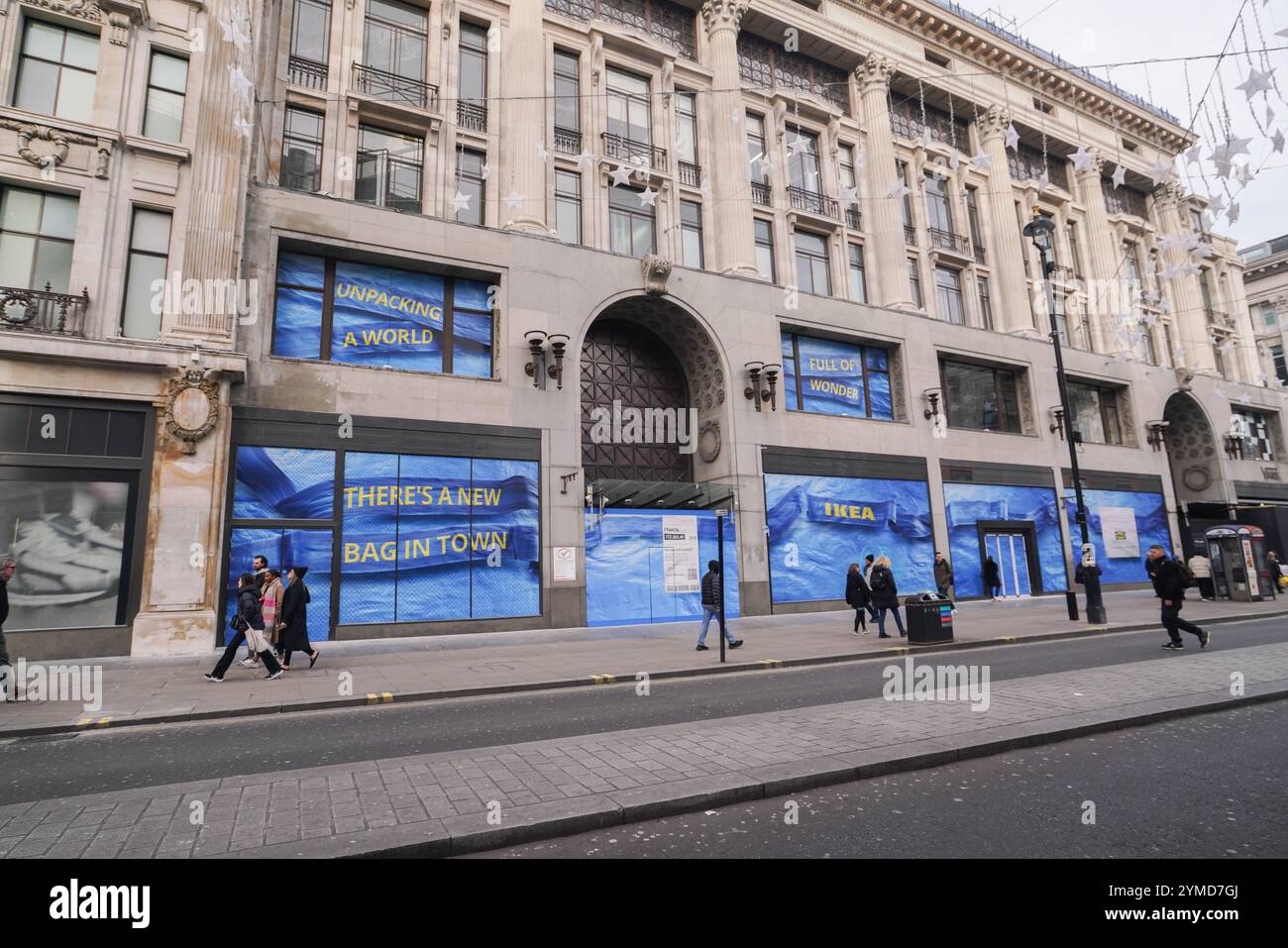 Londres, Royaume-Uni. 21 novembre 2024 les clients passent devant les planches IKEA dans Oxford Street. IKEA UK a confirmé que son magasin Oxford Street ouvrira ses portes au printemps 2025, alors qu'un vaste projet de rénovation sur les sept étages de l'emblématique bâtiment classé Grade II se poursuit. Crédit . Amer Ghazzal/Alamy Live News Banque D'Images