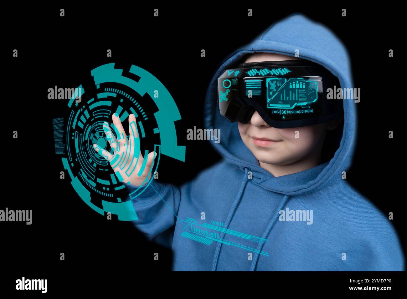 Fille en sweat à capuche bleu avec casque de réalité virtuelle utilisant l'interface virtuelle HUD sur fond noir. Lunettes de réalité virtuelle Banque D'Images