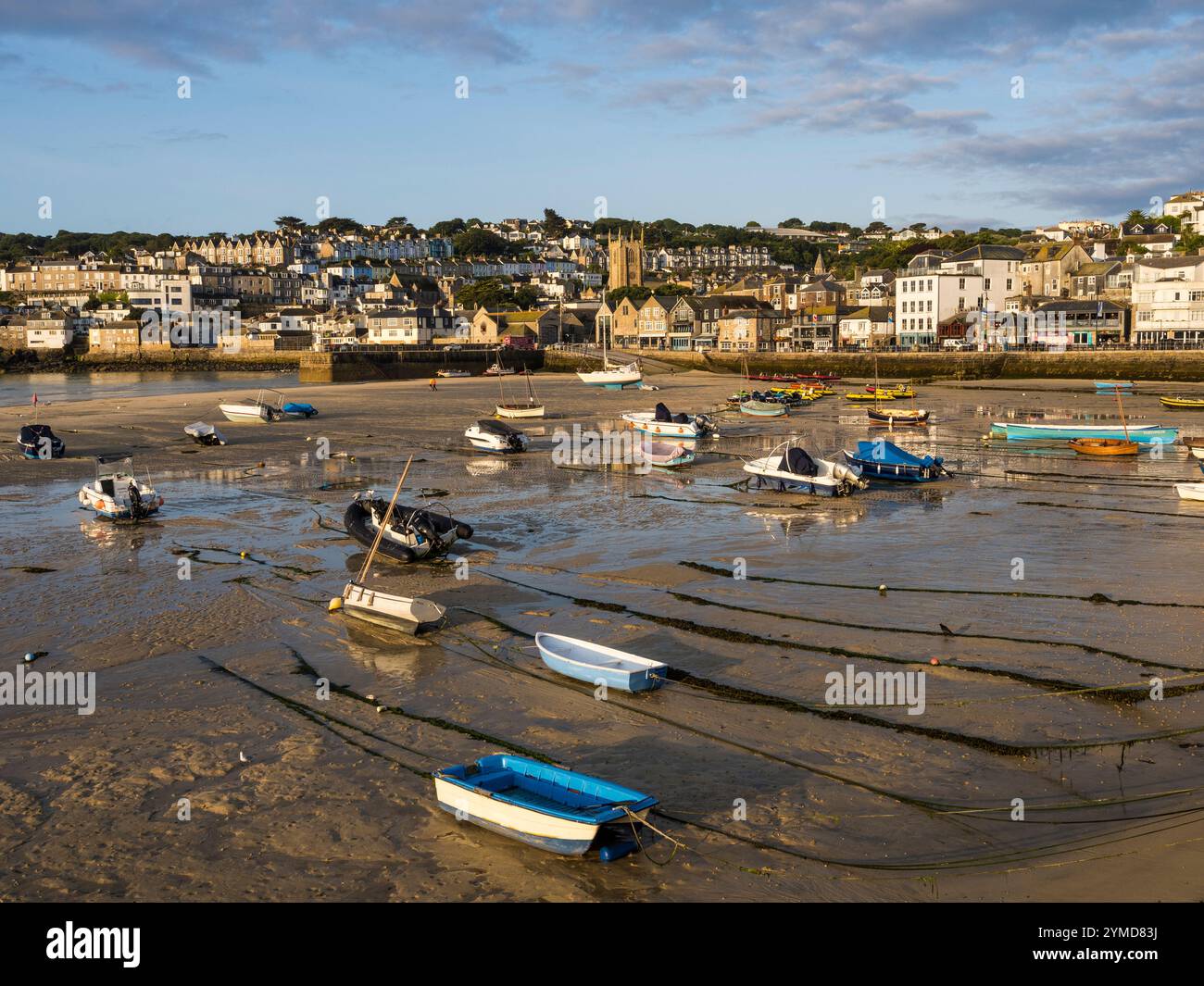 Bateaux sur le sable, marée basse, port de St Ives, St Ives, Cornwall, Angleterre, Royaume-Uni, GB. Banque D'Images