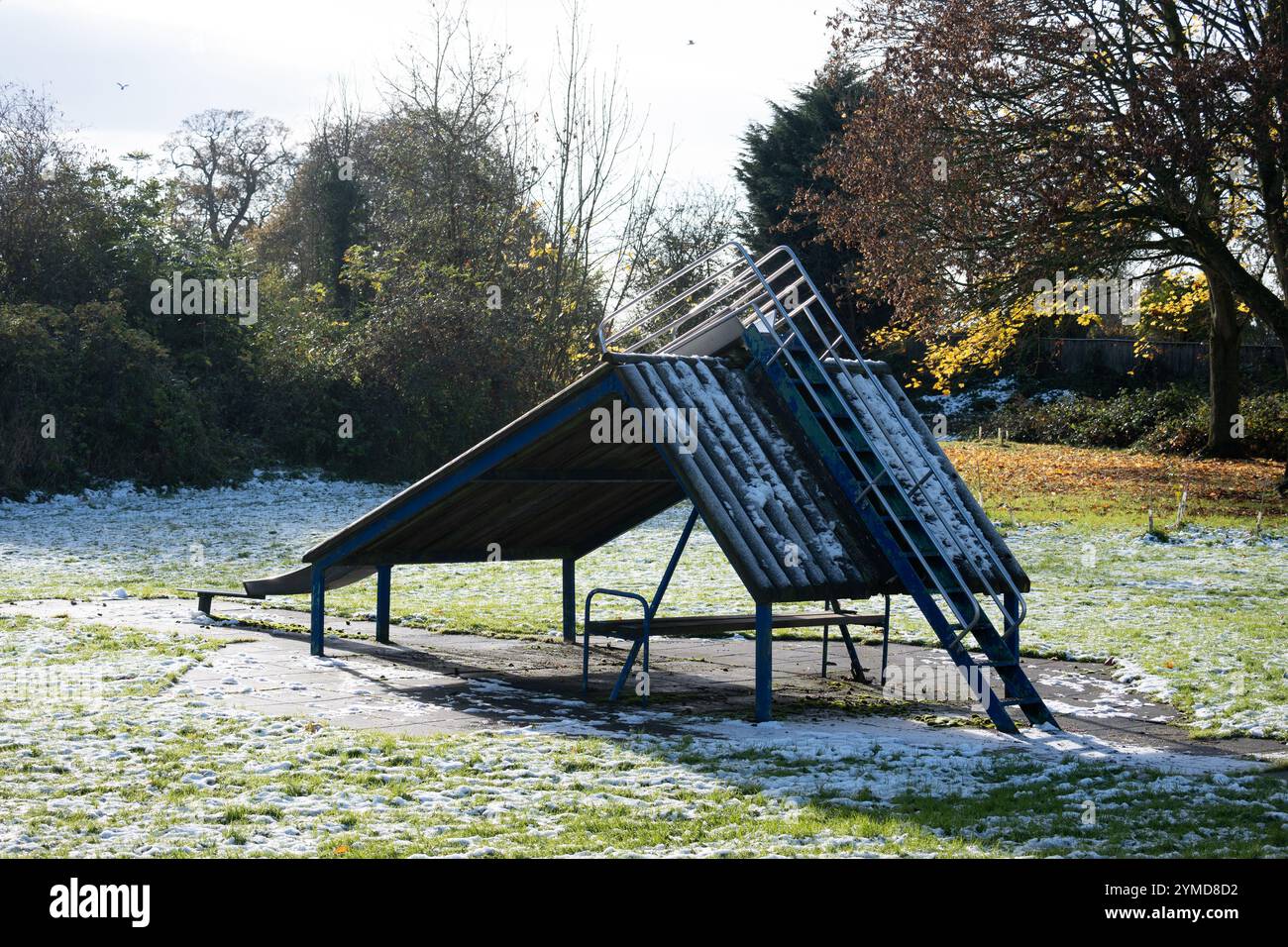 Un toboggan pour enfants par temps hivernal, Hampton Magna, Warwickshire, Royaume-Uni Banque D'Images