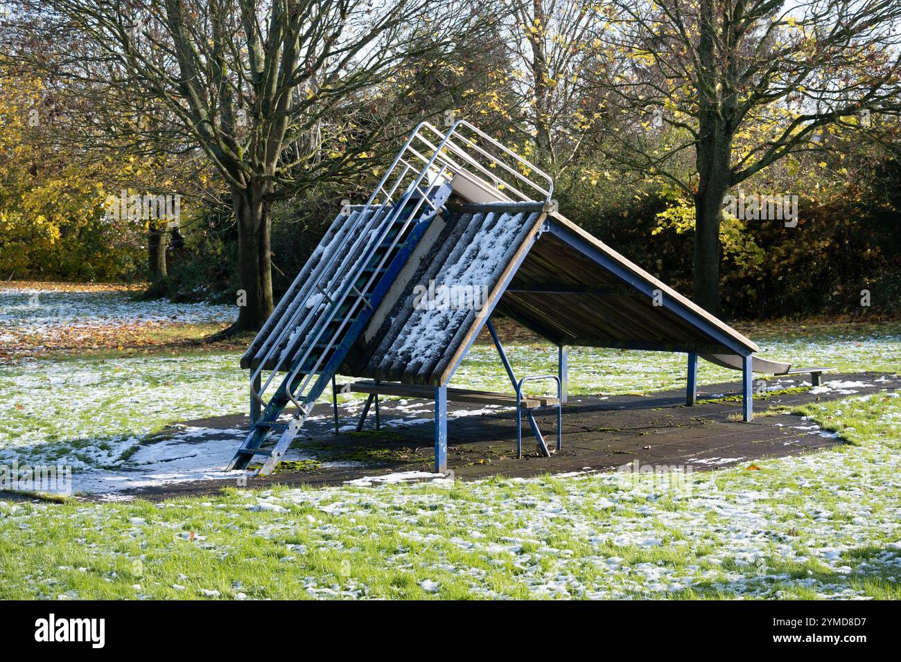 Un toboggan pour enfants par temps hivernal, Hampton Magna, Warwickshire, Royaume-Uni Banque D'Images