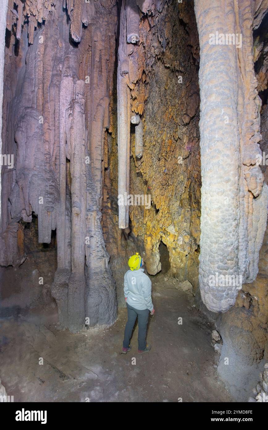 Pale (municipalité de Foligno. Ombrie). Les grottes de l'Abbadessa Banque D'Images
