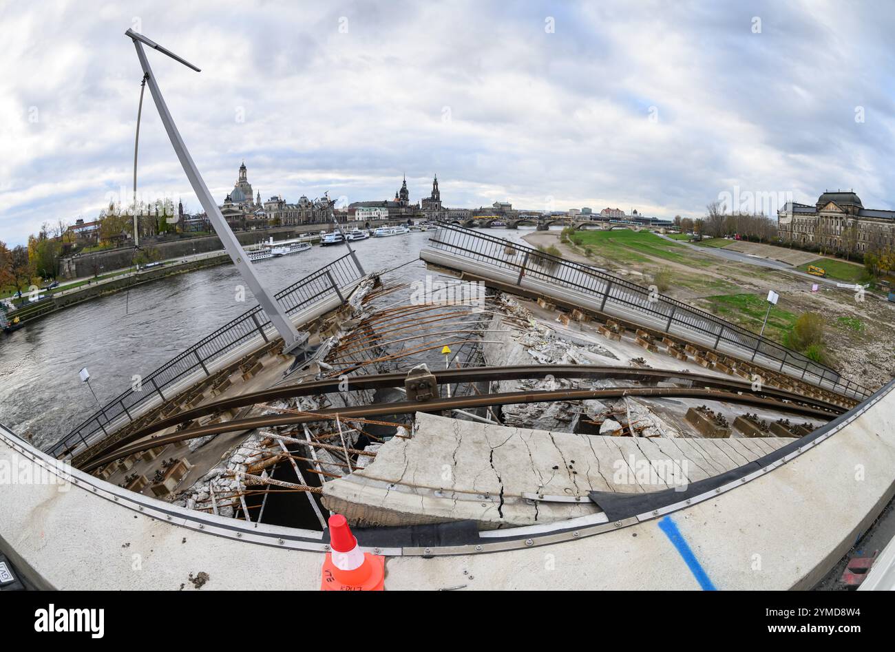 21 novembre 2024, Saxe, Dresde : vue sur le pont Carolabrücke effondré avec pour toile de fond la vieille ville historique sur l'Elbe. La section ouest du pont avec des voies de tramway, une piste cyclable et un sentier pédestre s'est effondrée dans la nuit du 11 septembre 2024 pour des raisons encore inconnues. Photo : Robert Michael/dpa Banque D'Images