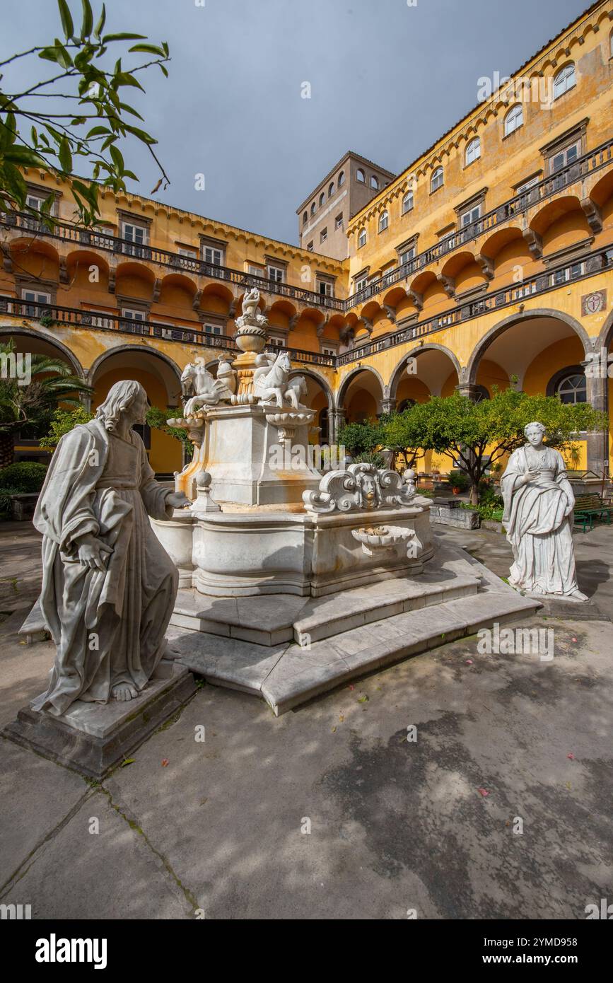 Naples. Centre historique. Via San Gregorio Armeno. Monastère de San Gregorio Armeno. Cloître Banque D'Images