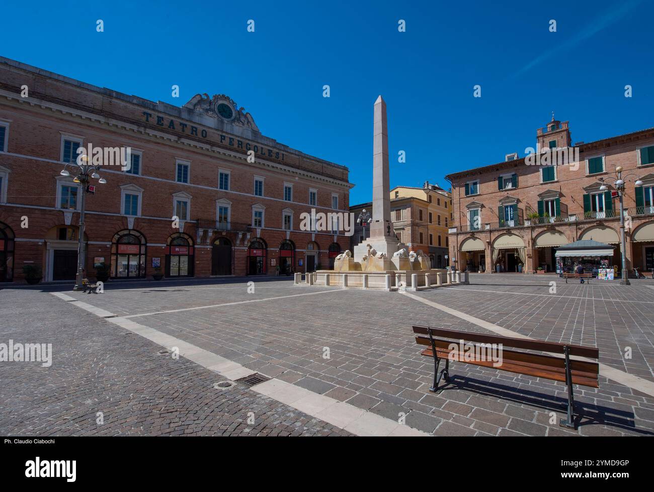 Jesi. Piazza Pergolesi (réaménagement de la place avec la fontaine Obélisque précédemment sur la Piazza Federico II) Banque D'Images