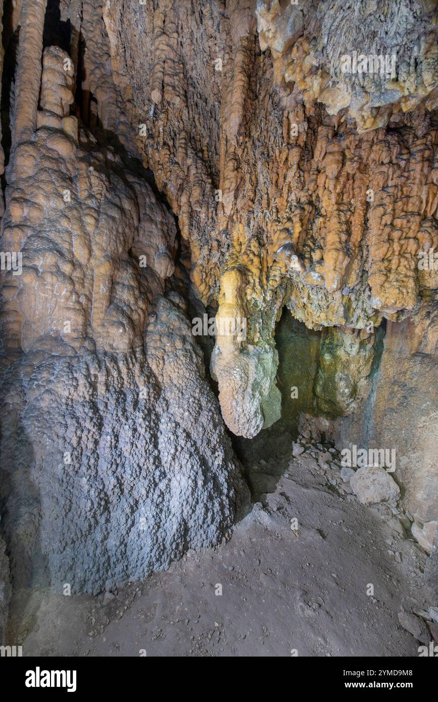 Pale (municipalité de Foligno. Ombrie). Les grottes de l'Abbadessa Banque D'Images